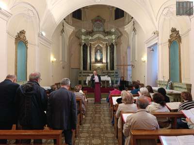 Siamo quindi andati a conoscere la storia della Corale la cui sede e �sala prove� � la settecentesca cappella di Santa Colomba...
